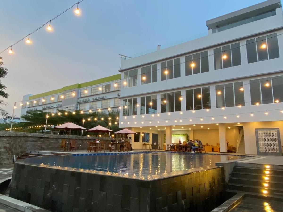 Airish Hotel Palembang Exterior photo