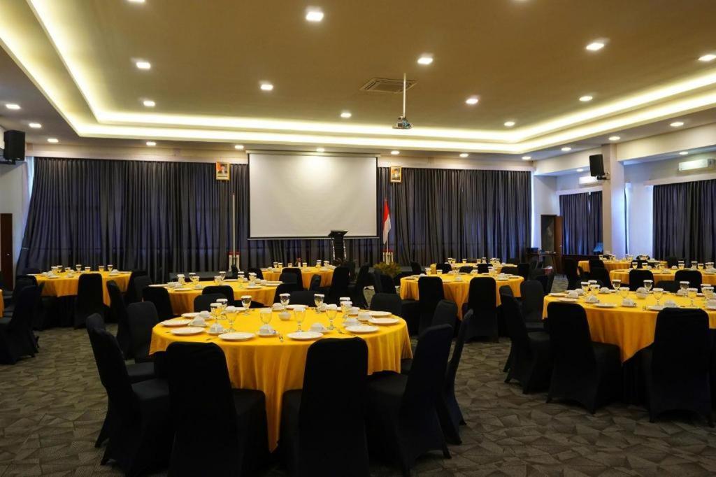 Airish Hotel Palembang Exterior photo