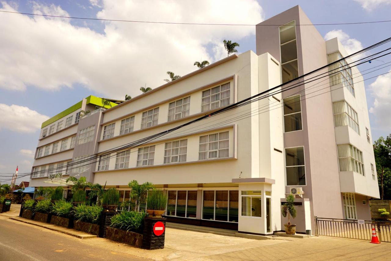 Airish Hotel Palembang Exterior photo