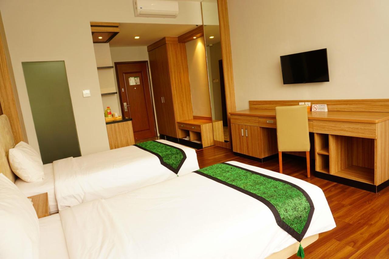 Airish Hotel Palembang Exterior photo