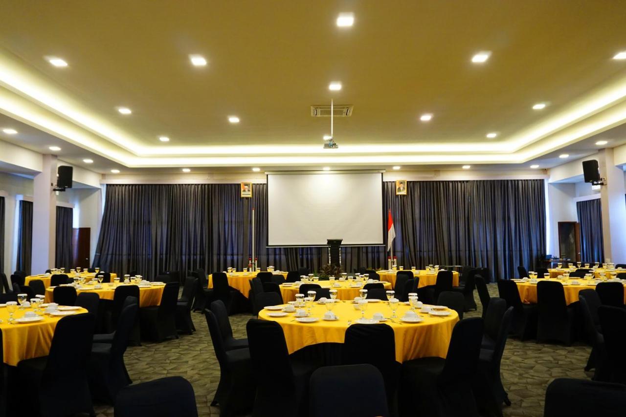 Airish Hotel Palembang Exterior photo