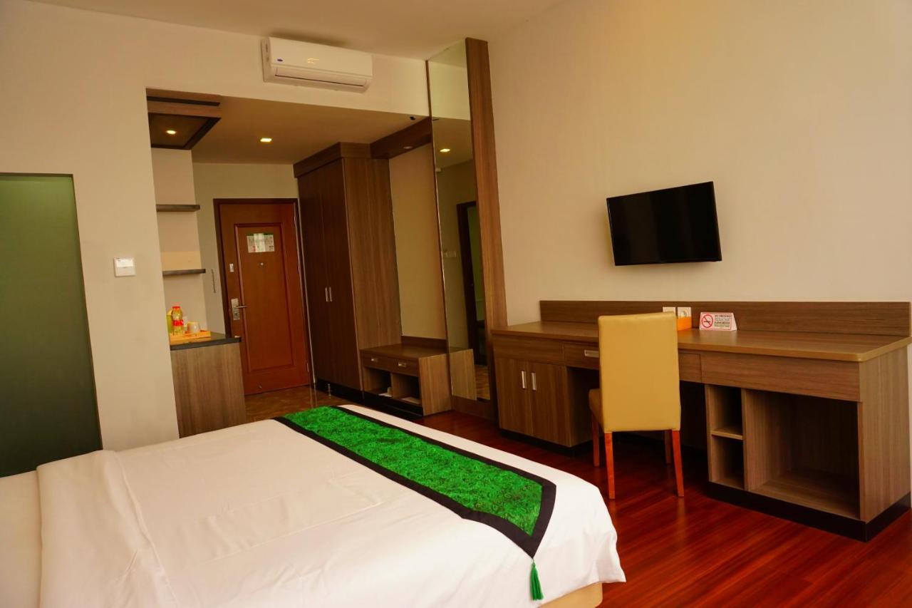 Airish Hotel Palembang Exterior photo